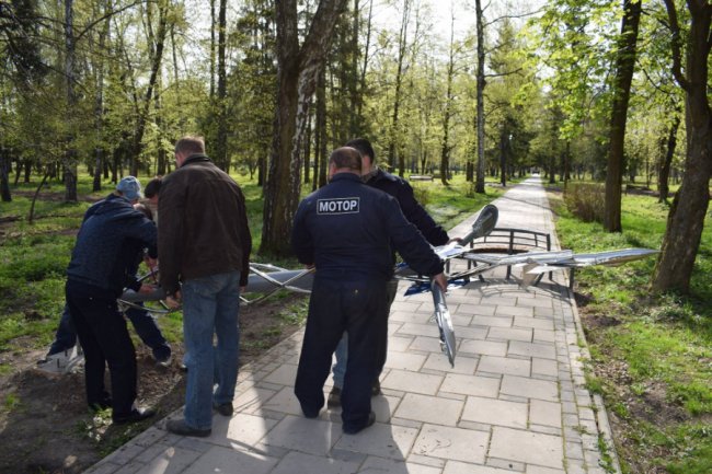 У головному парку Луцька з'явився ліхтар, який «летить» в небо. ФОТО