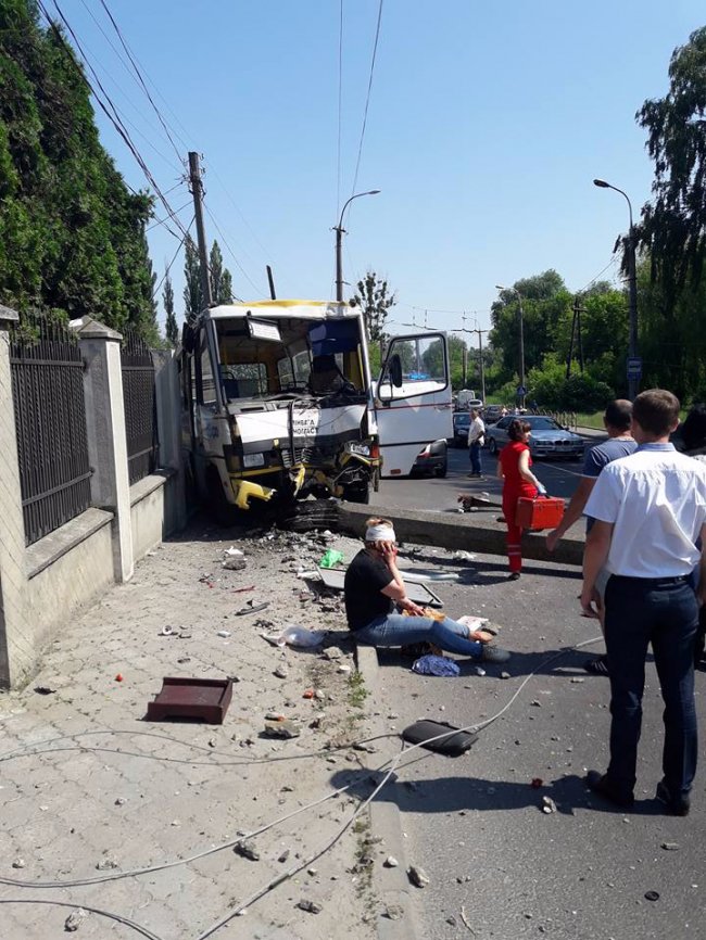 Аварія в Луцьку: маршрутка в'їхала в стовп, госпіталізували 10 осіб. ОНОВЛЕНО