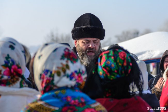 Хресний хід і пірнання в ополонку: як у Луцьку святкують Водохреще. ФОТО