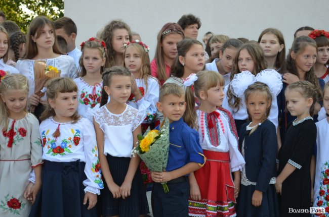 Із новим директором та «вишиваним» подвір’ям: у школі Ігоря Єремеєва – перший дзвоник. ФОТОРЕПОРТАЖ