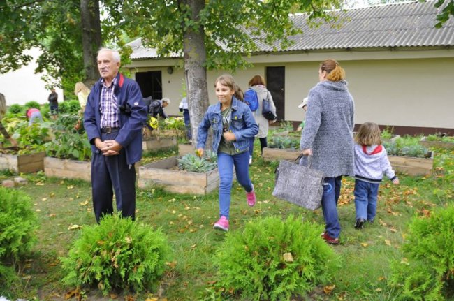 Кавуни, баклажани, перчики: у Луцькому зоопарку зібрали овочі, які садили діти. ФОТО