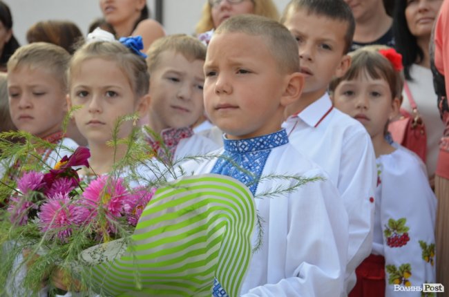 Із новим директором та «вишиваним» подвір’ям: у школі Ігоря Єремеєва – перший дзвоник. ФОТОРЕПОРТАЖ