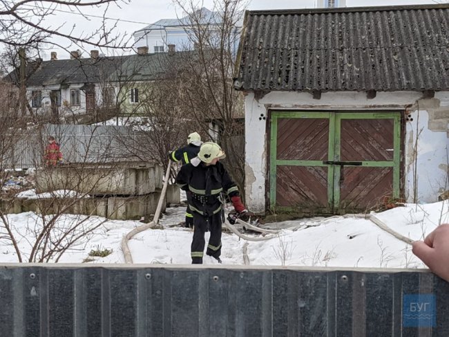 У місті на Волині горів будинок, з пожежі врятували жінку