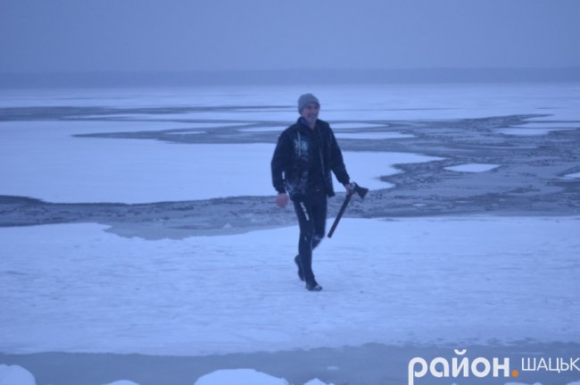 Волиняни врятували від морозу та голоду на озері десятки лебедів. ВІДЕО