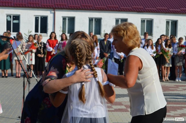 Із новим директором та «вишиваним» подвір’ям: у школі Ігоря Єремеєва – перший дзвоник. ФОТОРЕПОРТАЖ