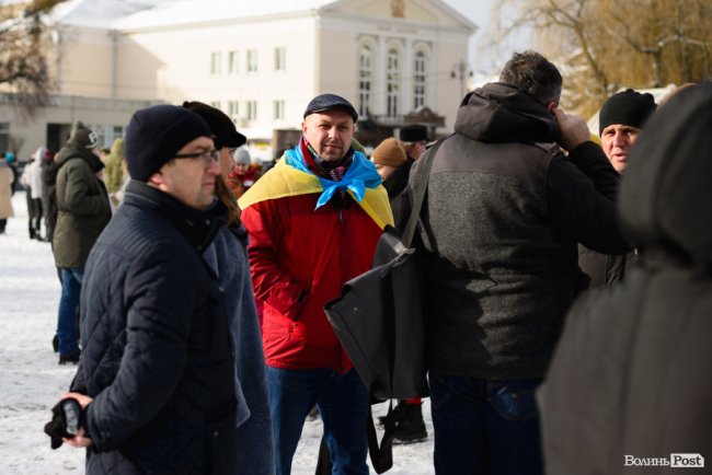 Сотні лучан створили живий «ланцюг єднання». ФОТО