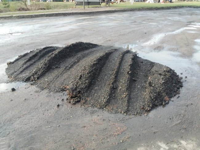 На Волині дорогу до села планують «підлатати» будівельним боєм. ФОТО