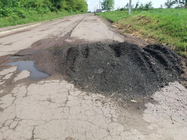 На Волині дорогу до села планують «підлатати» будівельним боєм. ФОТО