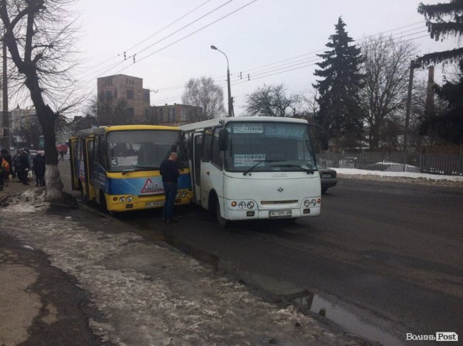 У Луцьку «поцілувались» дві маршрутки. ФОТО