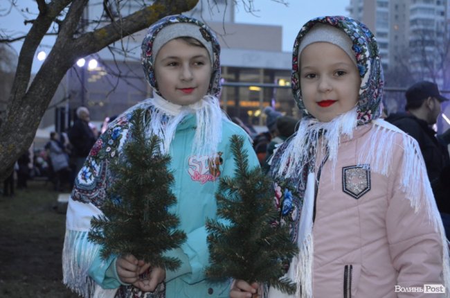 У Луцьку мільйонами вогнів урочисто засяяла головна ялинка міста. ФОТО