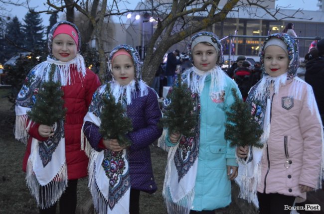 У Луцьку мільйонами вогнів урочисто засяяла головна ялинка міста. ФОТО