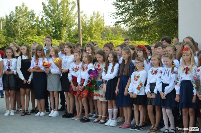 Із новим директором та «вишиваним» подвір’ям: у школі Ігоря Єремеєва – перший дзвоник. ФОТОРЕПОРТАЖ