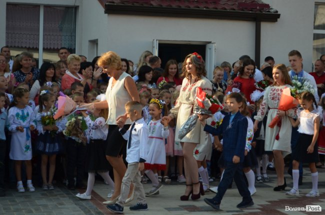 Із новим директором та «вишиваним» подвір’ям: у школі Ігоря Єремеєва – перший дзвоник. ФОТОРЕПОРТАЖ