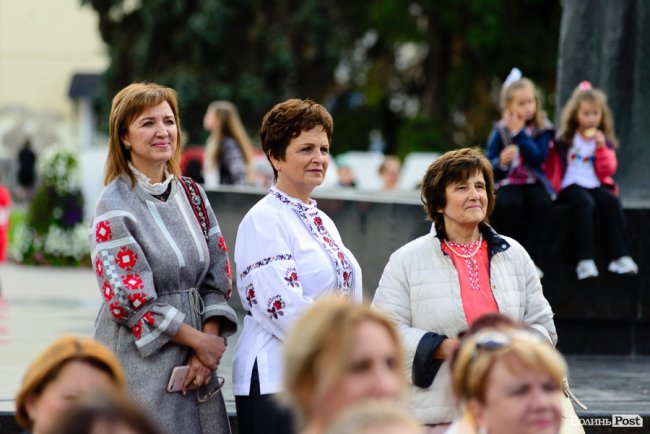 Луцьк святкує: на Театральному майдані  – урочистості, вручили високі відзнаки. ФОТО