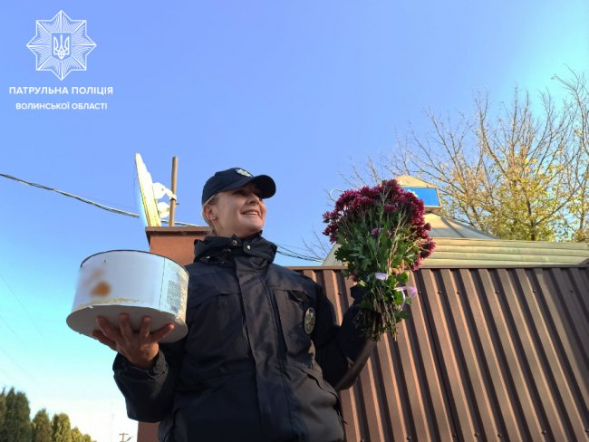 У Луцьку 5-річна дівчинка зворушливо привітала патрульну з днем народження. ФОТО