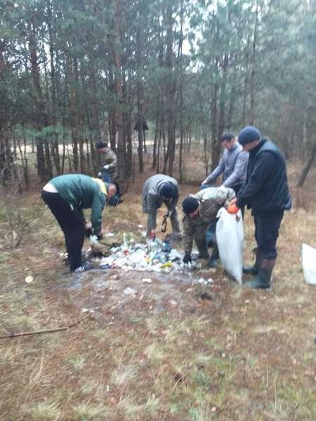 Вантажівка сміття: шацькі рибалки прибрали берегову лінію