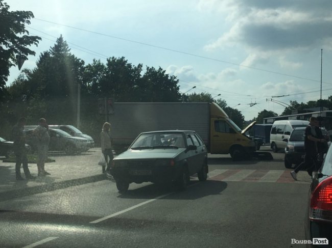 У Луцьку зіткнулись Mercedes і Lada