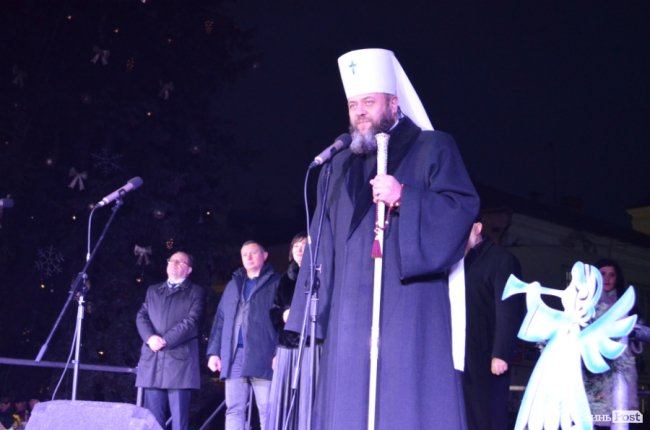 У Луцьку мільйонами вогнів урочисто засяяла головна ялинка міста. ФОТО