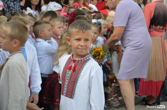 Із новим директором та «вишиваним» подвір’ям: у школі Ігоря Єремеєва – перший дзвоник. ФОТОРЕПОРТАЖ