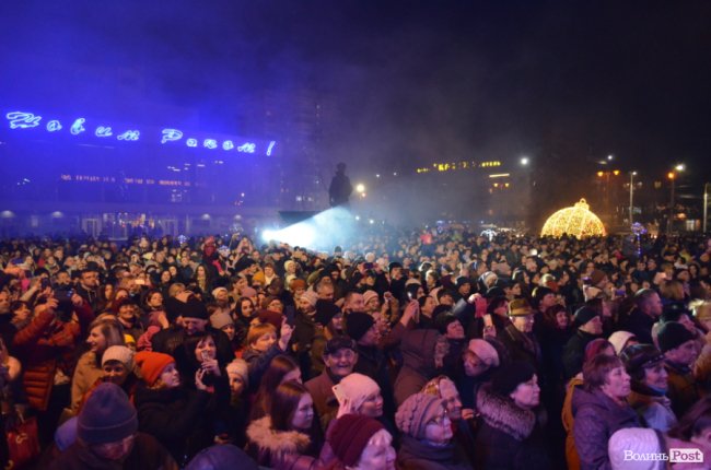 У Луцьку мільйонами вогнів урочисто засяяла головна ялинка міста. ФОТО