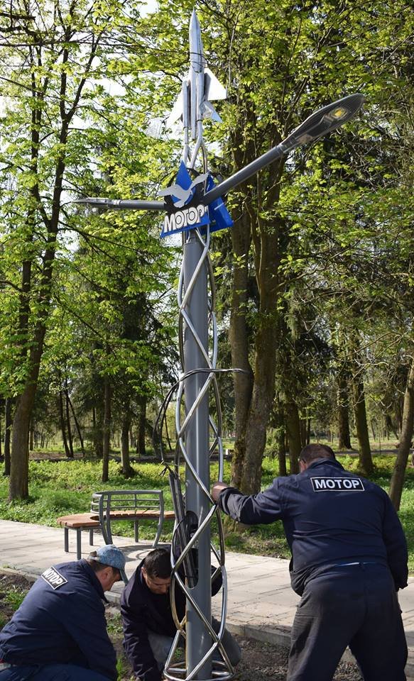 У головному парку Луцька з'явився ліхтар, який «летить» в небо. ФОТО