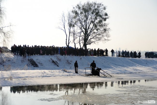 Хресний хід і пірнання в ополонку: як у Луцьку святкують Водохреще. ФОТО