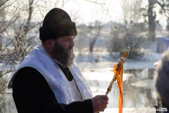 Хресний хід і пірнання в ополонку: як у Луцьку святкують Водохреще. ФОТО