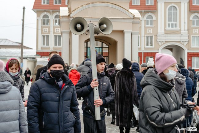 Із хресним ходом і пірнанням у Стир: лучани святкують Водохреще. ФОТО 