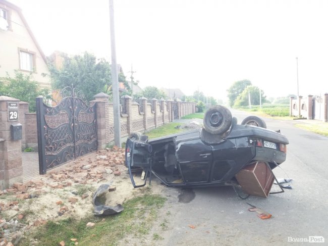 Дивом залишились живі: під Луцьком авто розтрощило бетонний паркан і перевернулось на дах