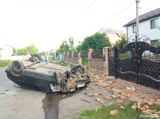 Дивом залишились живі: під Луцьком авто розтрощило бетонний паркан і перевернулось на дах