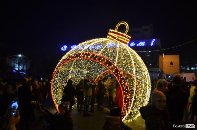 У Луцьку мільйонами вогнів урочисто засяяла головна ялинка міста. ФОТО