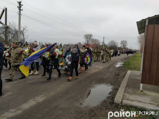 Поховали хлопця під вигуки «Герої не вмирають!»: на Волині попрощались із бійцем. ФОТО