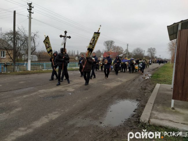 Поховали хлопця під вигуки «Герої не вмирають!»: на Волині попрощались із бійцем. ФОТО