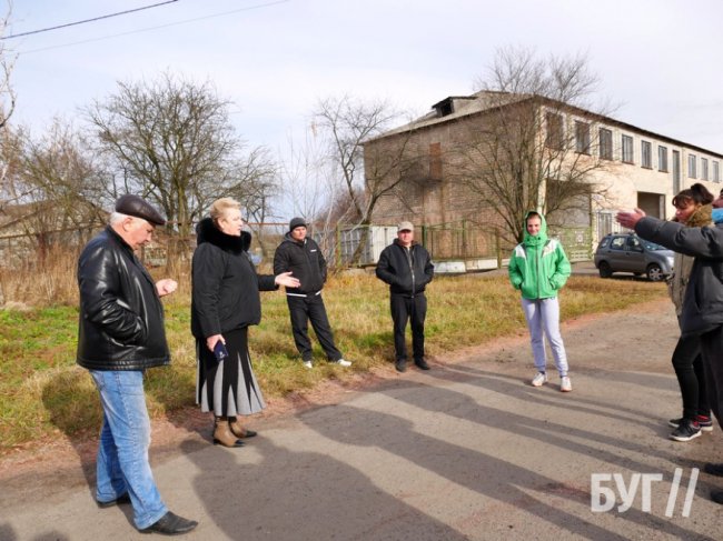 В містечку на Волині з неба сиплеться лушпиння кукуридзи: люди нарікають на роботу міцевого елеватора.ФОТО.ВІДЕО