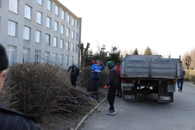 Студенти луцького «політеху» чепурять місто до Великодня