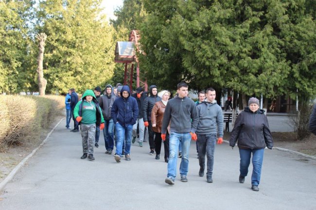 Студенти луцького «політеху» чепурять місто до Великодня