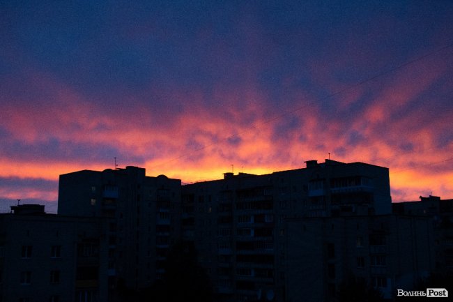 Палаюче небо вечірнього Луцька. ФОТО