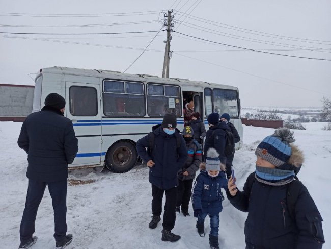 На Волині у заметі застряг шкільний автобус із дітьми. ФОТО