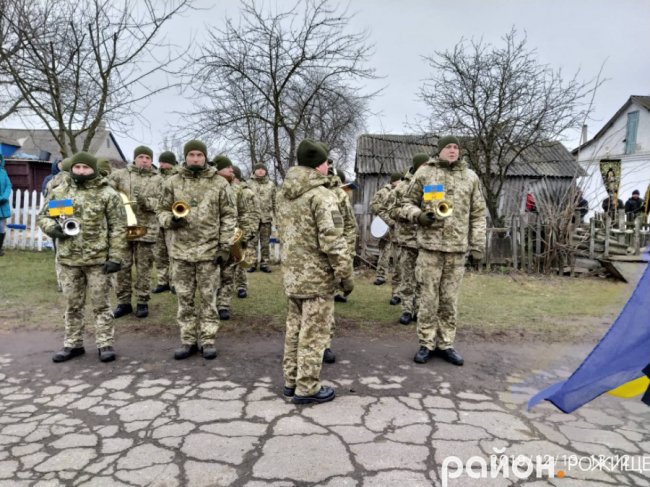 Поховали хлопця під вигуки «Герої не вмирають!»: на Волині попрощались із бійцем. ФОТО