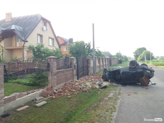 Дивом залишились живі: під Луцьком авто розтрощило бетонний паркан і перевернулось на дах