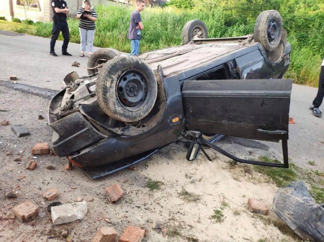 Дивом залишились живі: під Луцьком авто розтрощило бетонний паркан і перевернулось на дах