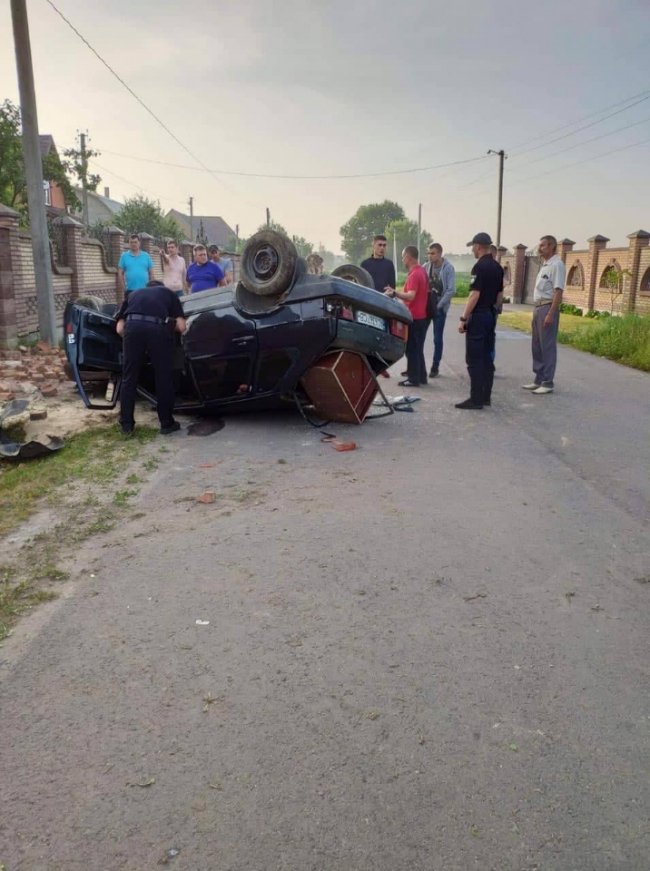 Дивом залишились живі: під Луцьком авто розтрощило бетонний паркан і перевернулось на дах