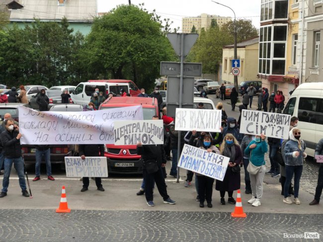 Під Луцькрадою знову мітингують підприємці ринків. ФОТО 