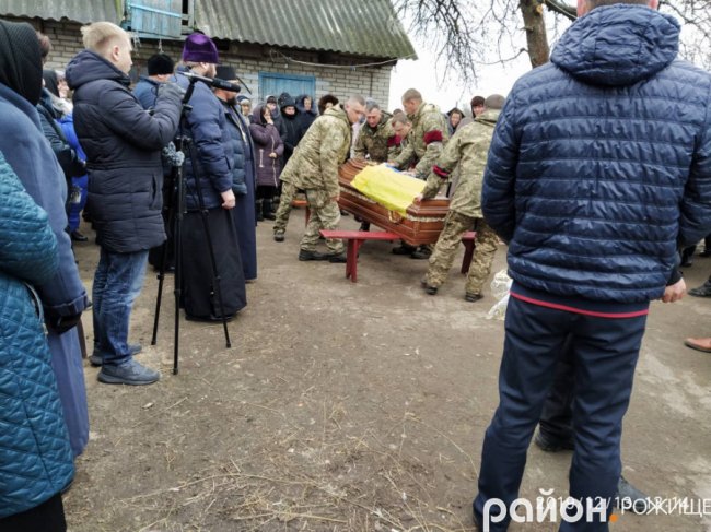 Поховали хлопця під вигуки «Герої не вмирають!»: на Волині попрощались із бійцем. ФОТО