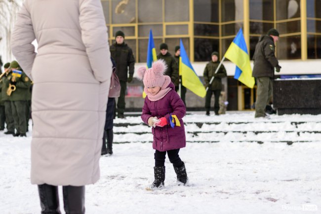 Сотні лучан створили живий «ланцюг єднання». ФОТО