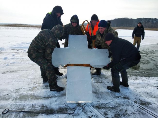 Показали, як на озері Світязь підготували ополонку для освячення води. ФОТО