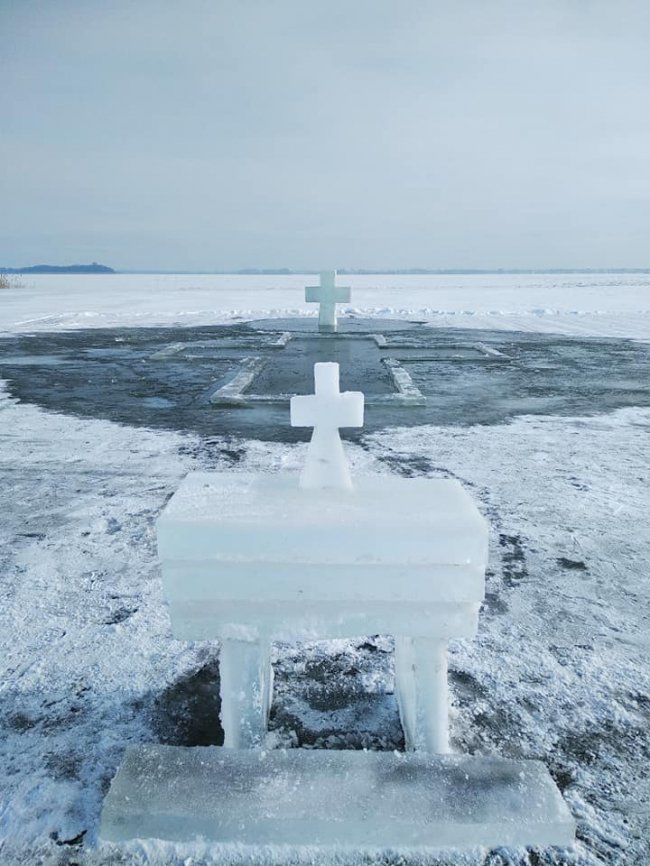 Показали, як на озері Світязь підготували ополонку для освячення води. ФОТО