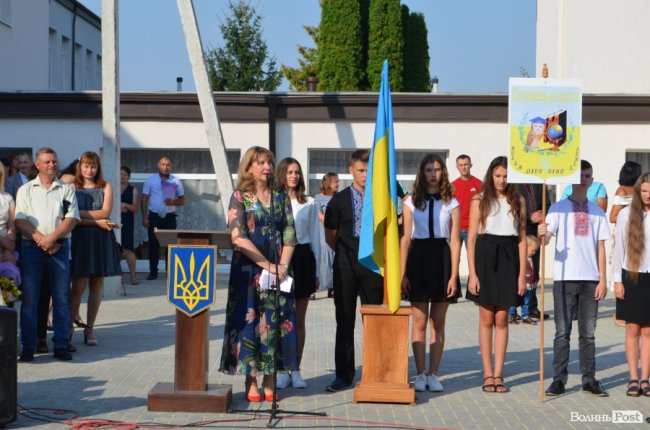 Із новим директором та «вишиваним» подвір’ям: у школі Ігоря Єремеєва – перший дзвоник. ФОТОРЕПОРТАЖ