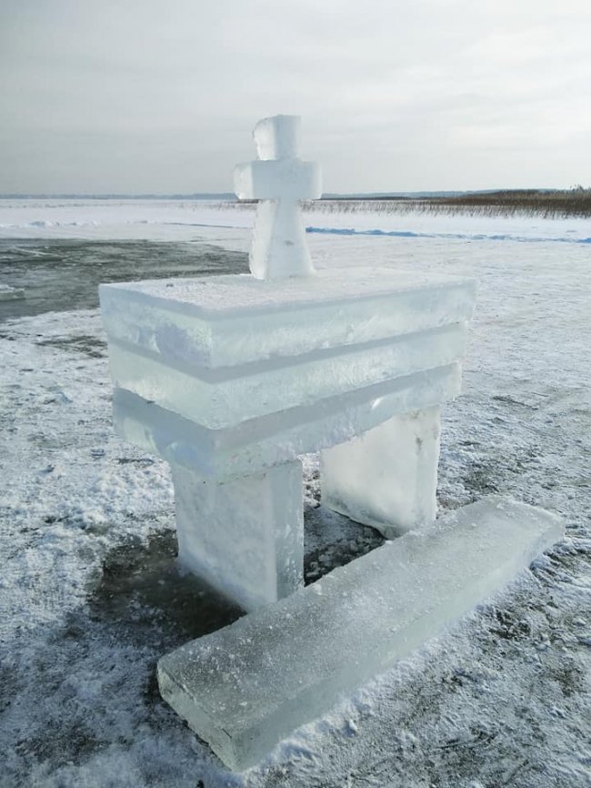 Показали, як на озері Світязь підготували ополонку для освячення води. ФОТО