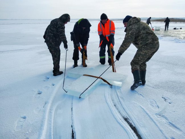 Показали, як на озері Світязь підготували ополонку для освячення води. ФОТО